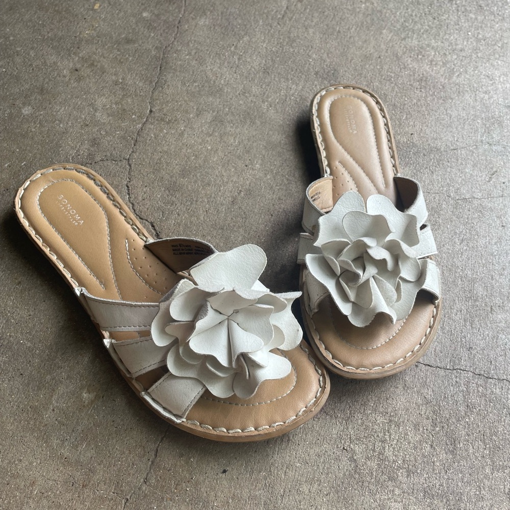 Sonoma White and Tan Ruffled Slide Sandals